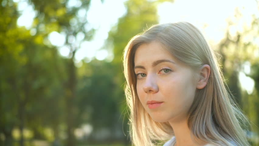 Teen posiert outdoor und raucht Teen posiert outdoor und raucht